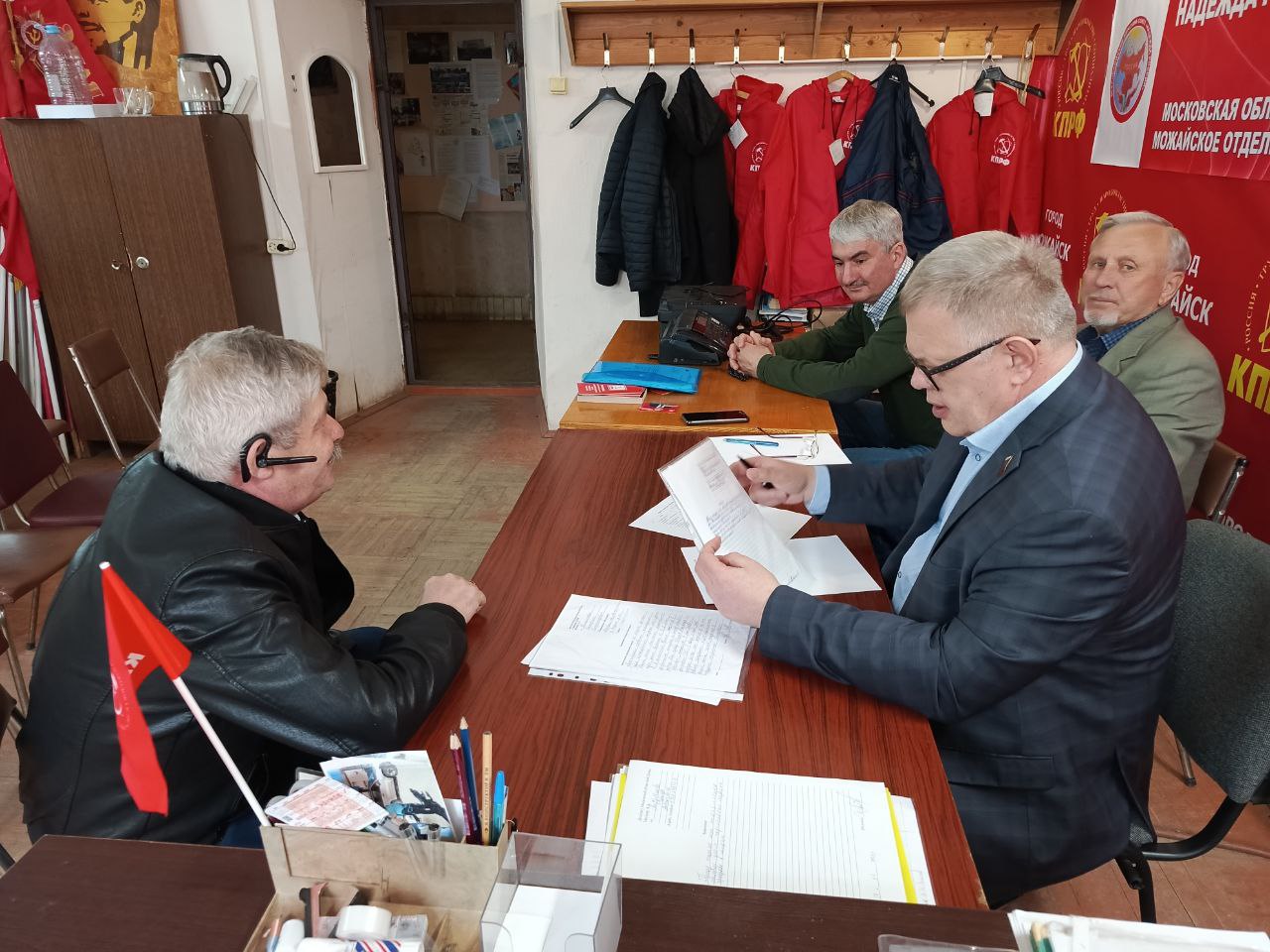 Руководитель фракции КПРФ в Мособлдуме Александр Наумов встретился с членами семей участников СВО в Можайске