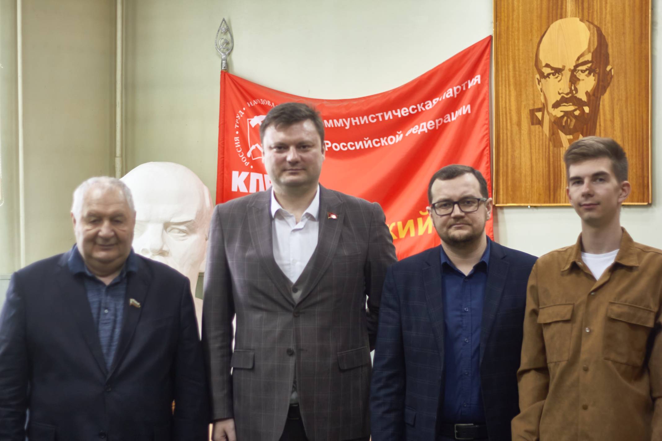 Красногорские коммунисты проводят фотовыставки