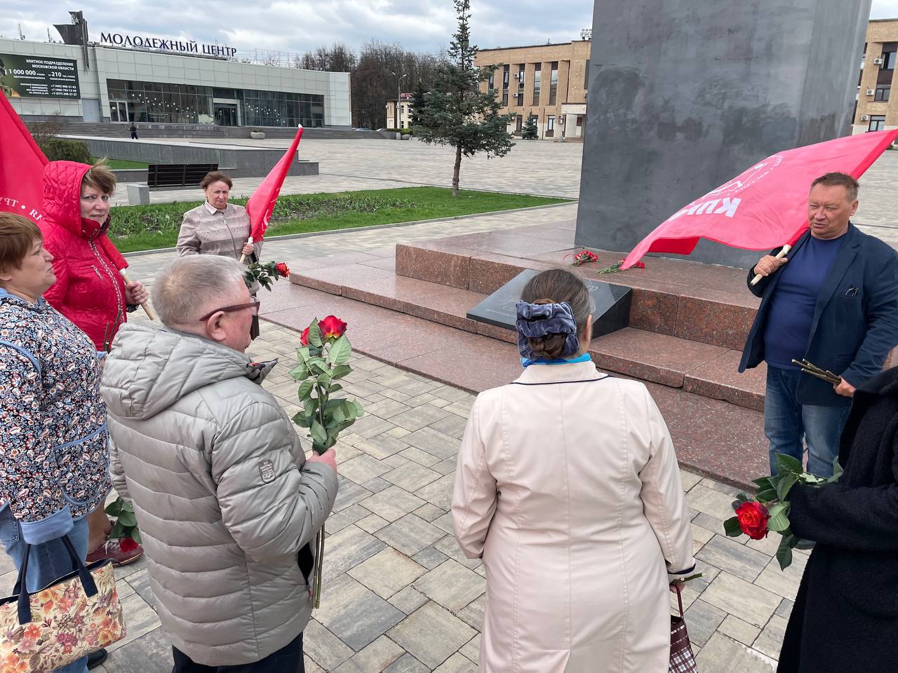 В Домодедово коммунисты возложили цветы к памятнику Владимира Ленина