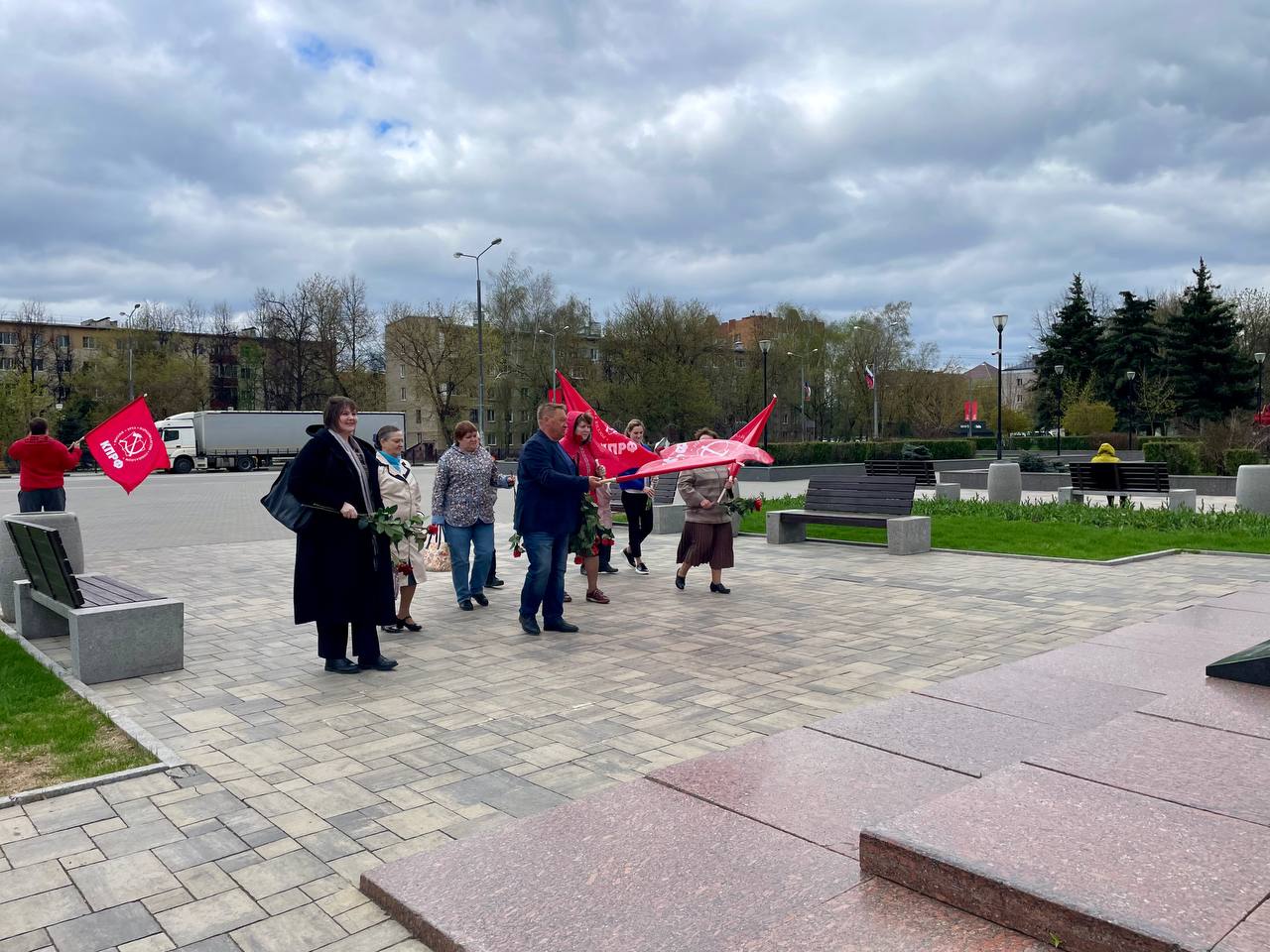 В Домодедово коммунисты возложили цветы к памятнику Владимира Ленина