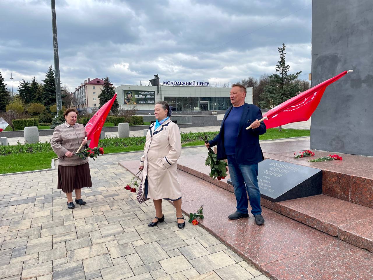 В Домодедово коммунисты возложили цветы к памятнику Владимира Ленина