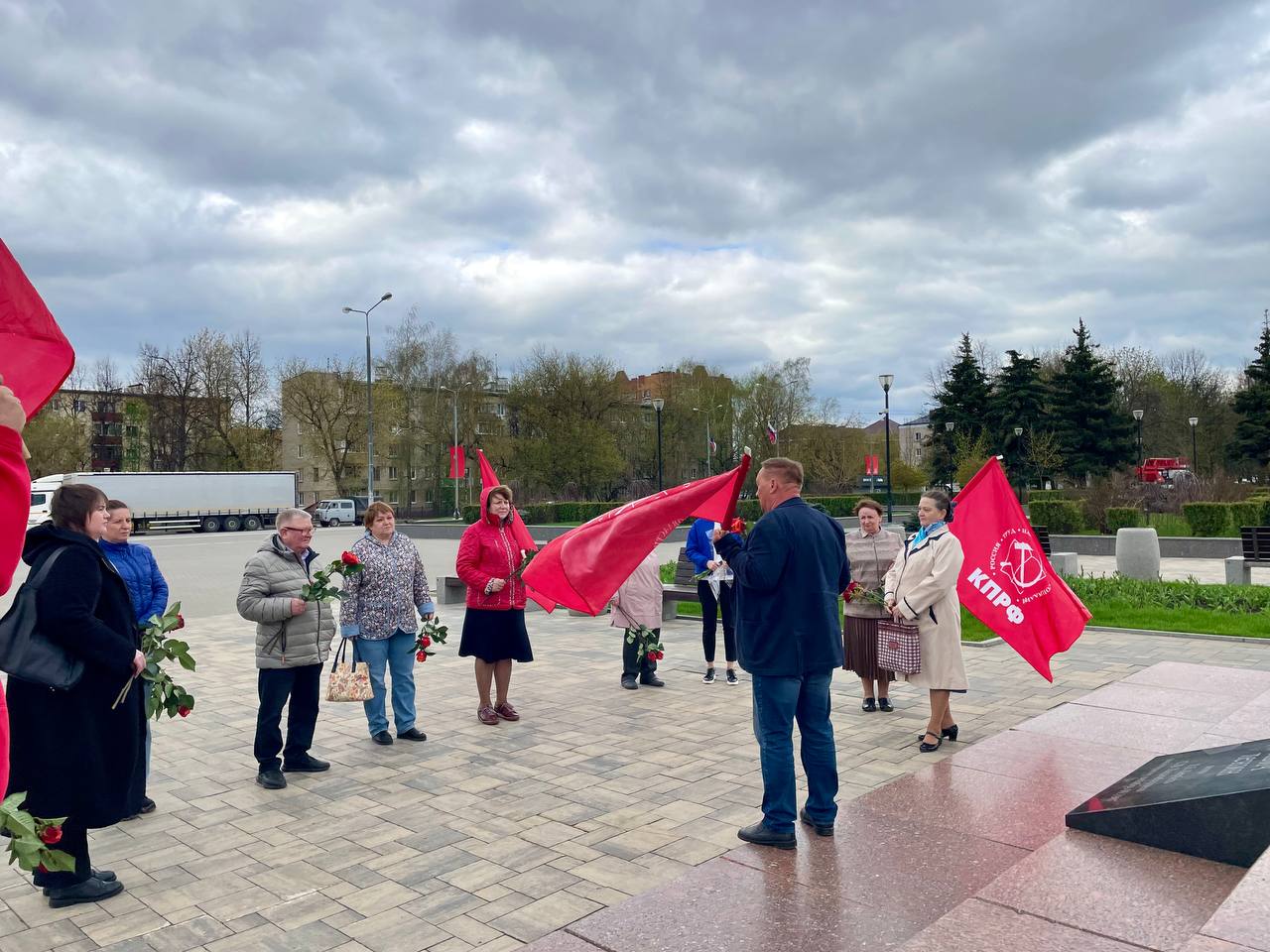 В Домодедово коммунисты возложили цветы к памятнику Владимира Ленина