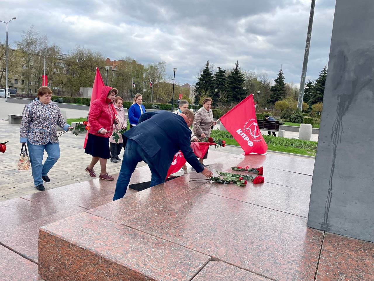 В Домодедово коммунисты возложили цветы к памятнику Владимира Ленина
