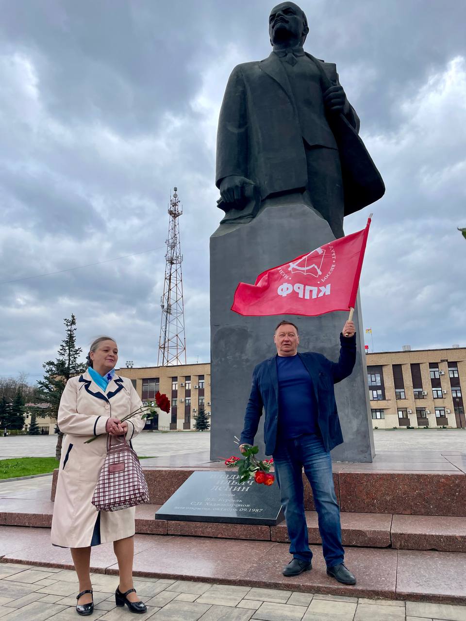 В Домодедово коммунисты возложили цветы к памятнику Владимира Ленина
