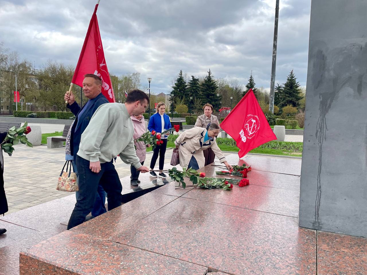 В Домодедово коммунисты возложили цветы к памятнику Владимира Ленина