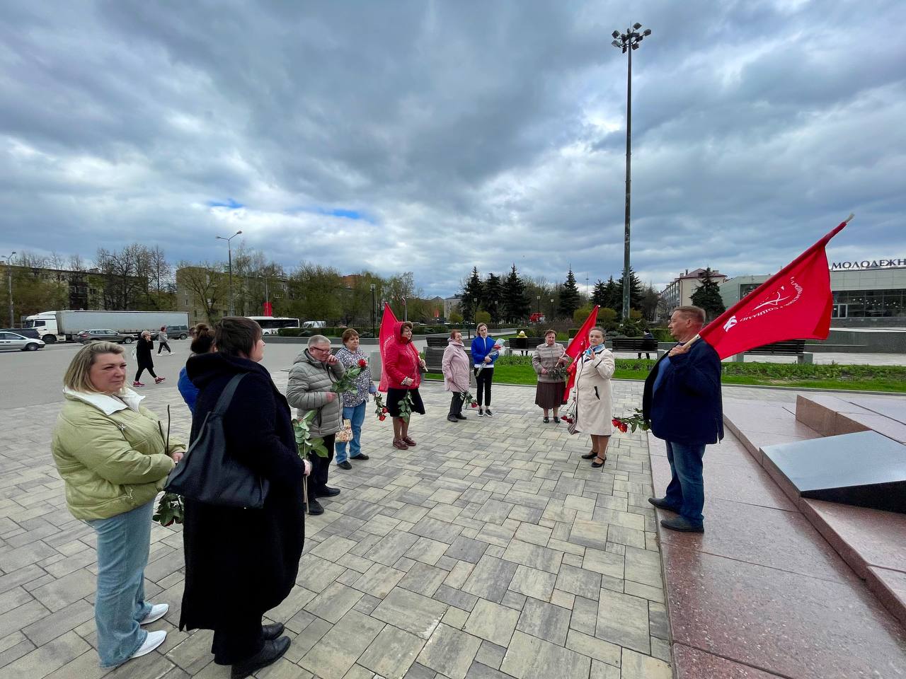 В Домодедово коммунисты возложили цветы к памятнику Владимира Ленина