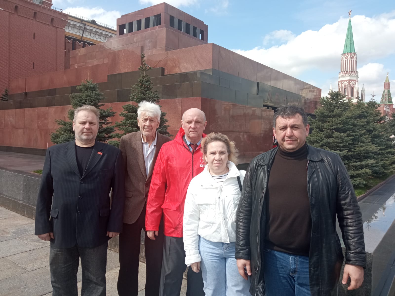 В Ногинске коммунисты несут цветы Ильичу