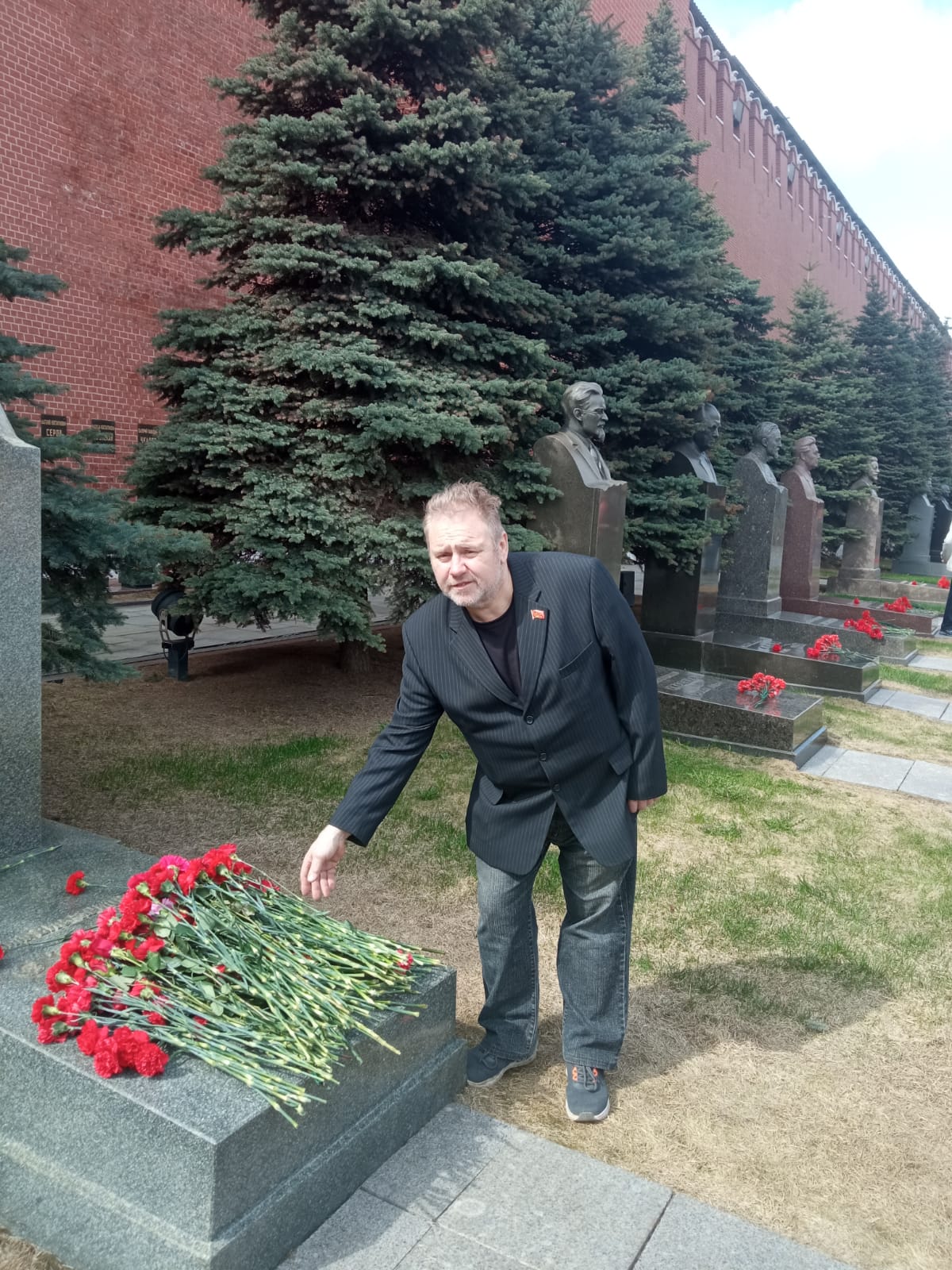 В Ногинске коммунисты несут цветы Ильичу