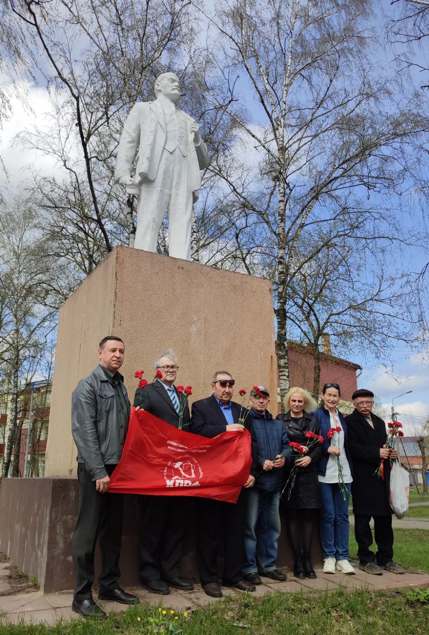 В Ногинске коммунисты несут цветы Ильичу