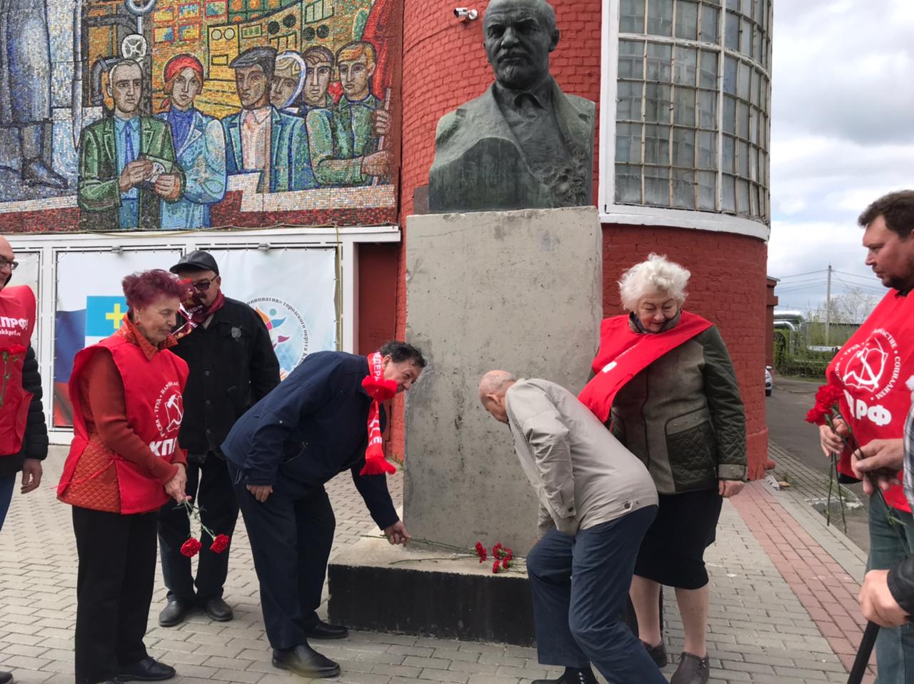 Ленин и сейчас живее всех живых!