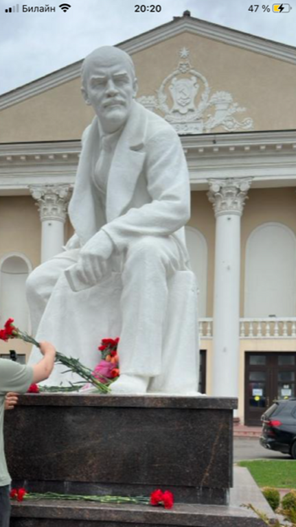 Возложение цветов к памятникам Ленину