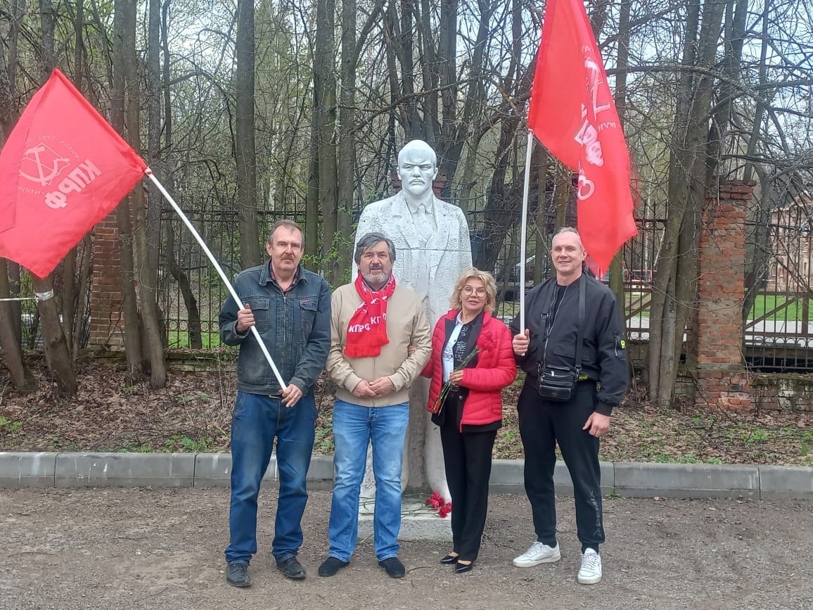 В Щёлково провели праздничные мероприятия с возложением цветов к памятникам В.И. Ленина