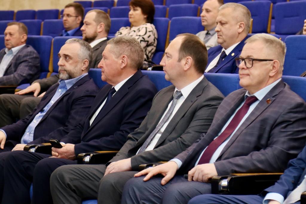 Руководитель фракции КПРФ в Мособлдуме Александр Наумов вручил награды лучшим специалистам в сфере местного самоуправления