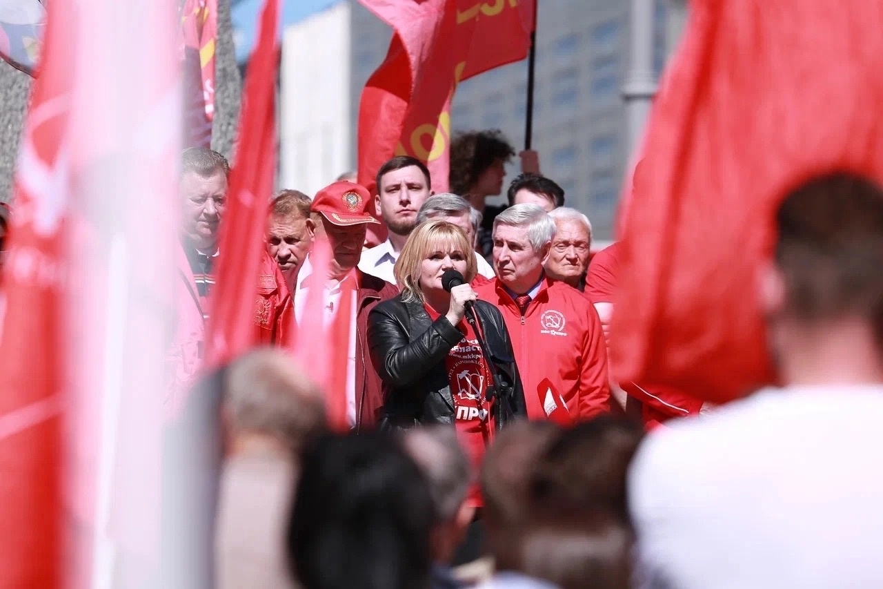 Мир, труд, май