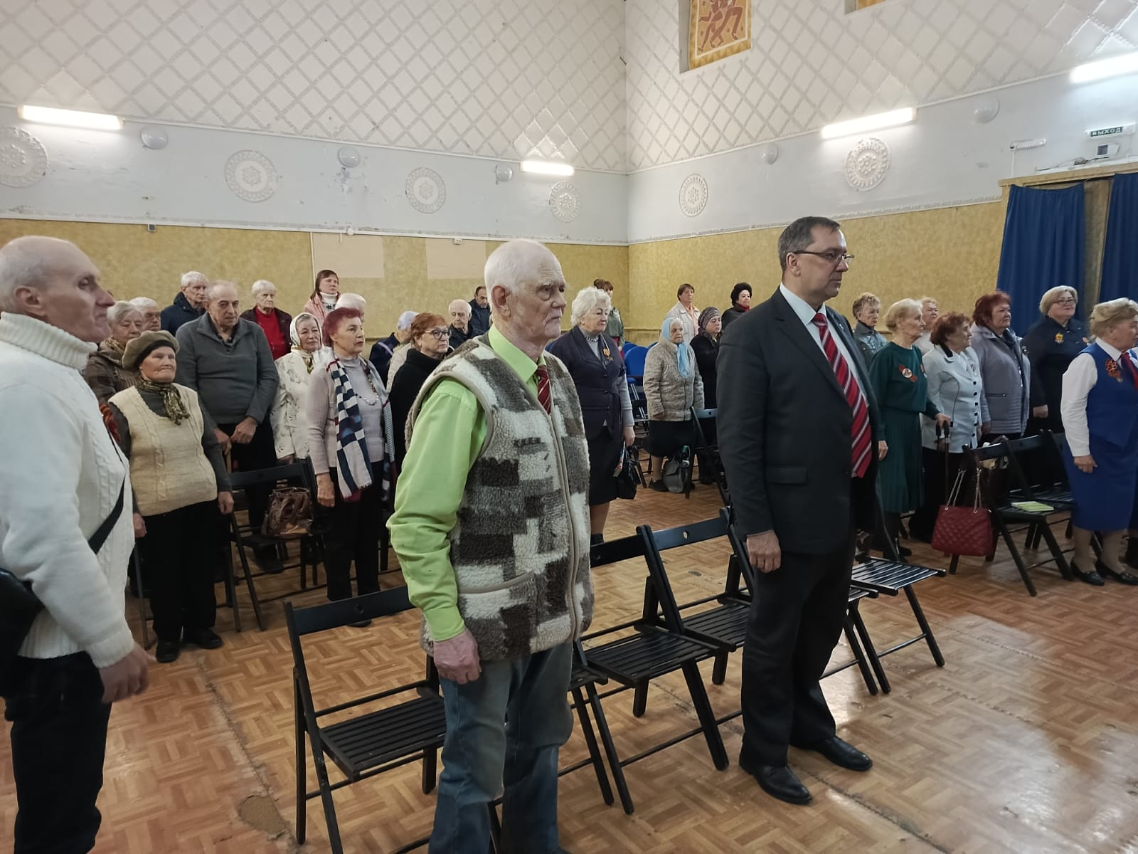 Руководитель фракции КПРФ в Мособлдуме Александр Наумов поздравил с Днем Победы детей войны в Кашире