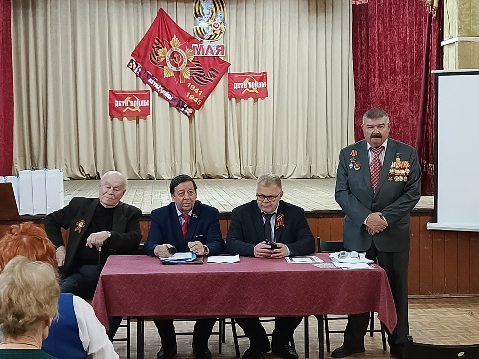Руководитель фракции КПРФ в Мособлдуме Александр Наумов поздравил с Днем Победы детей войны в Кашире