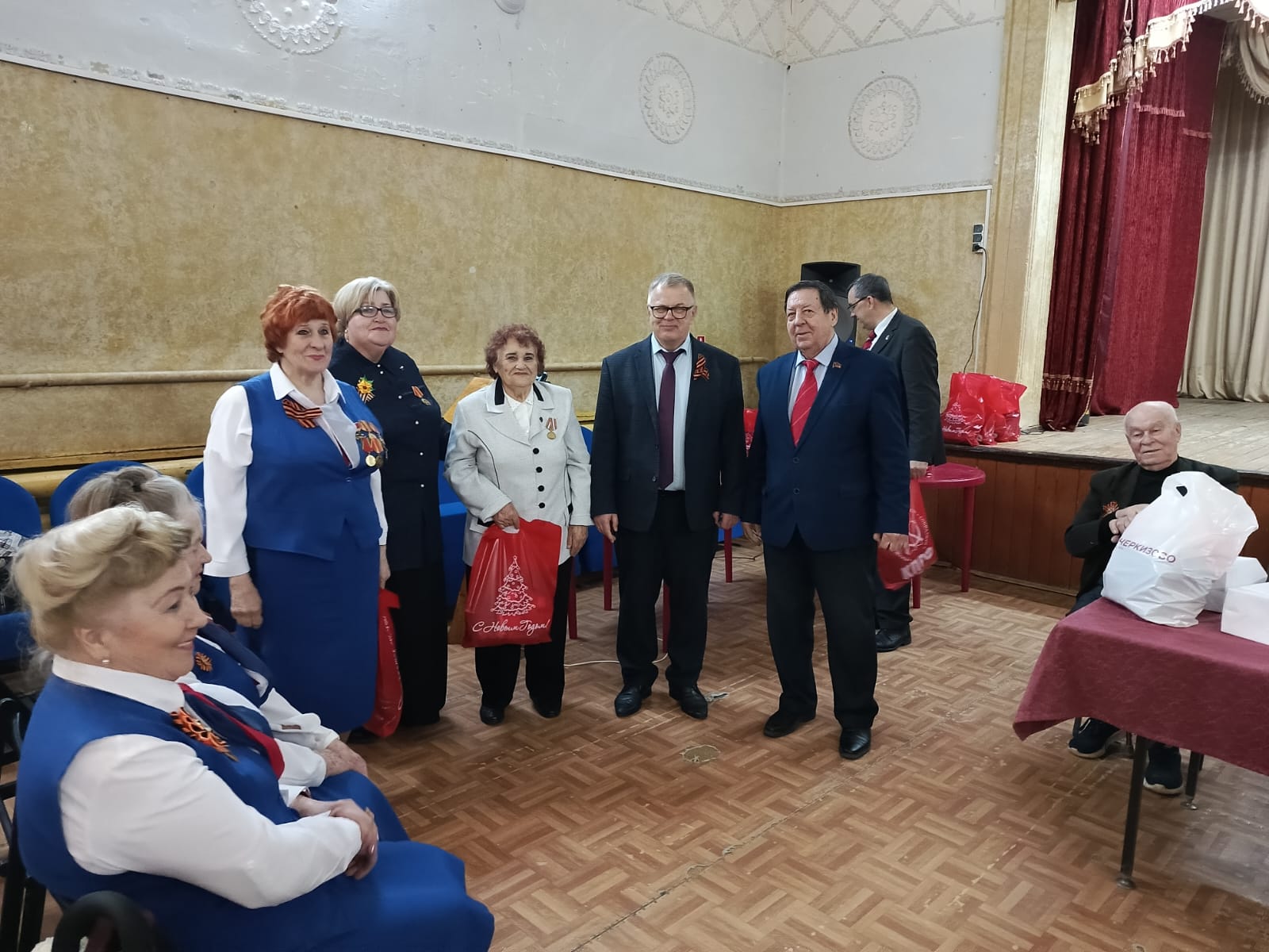 Руководитель фракции КПРФ в Мособлдуме Александр Наумов поздравил с Днем Победы детей войны в Кашире