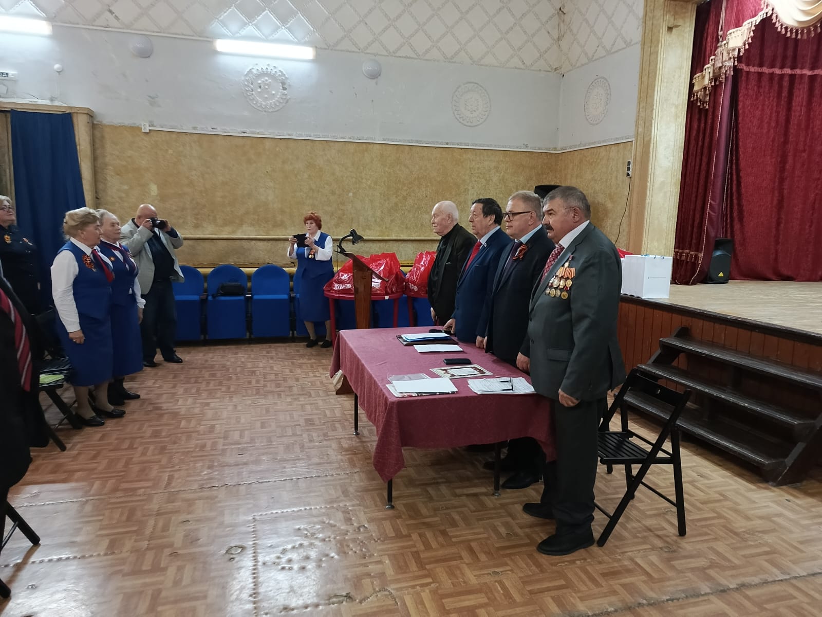 Руководитель фракции КПРФ в Мособлдуме Александр Наумов поздравил с Днем Победы детей войны в Кашире
