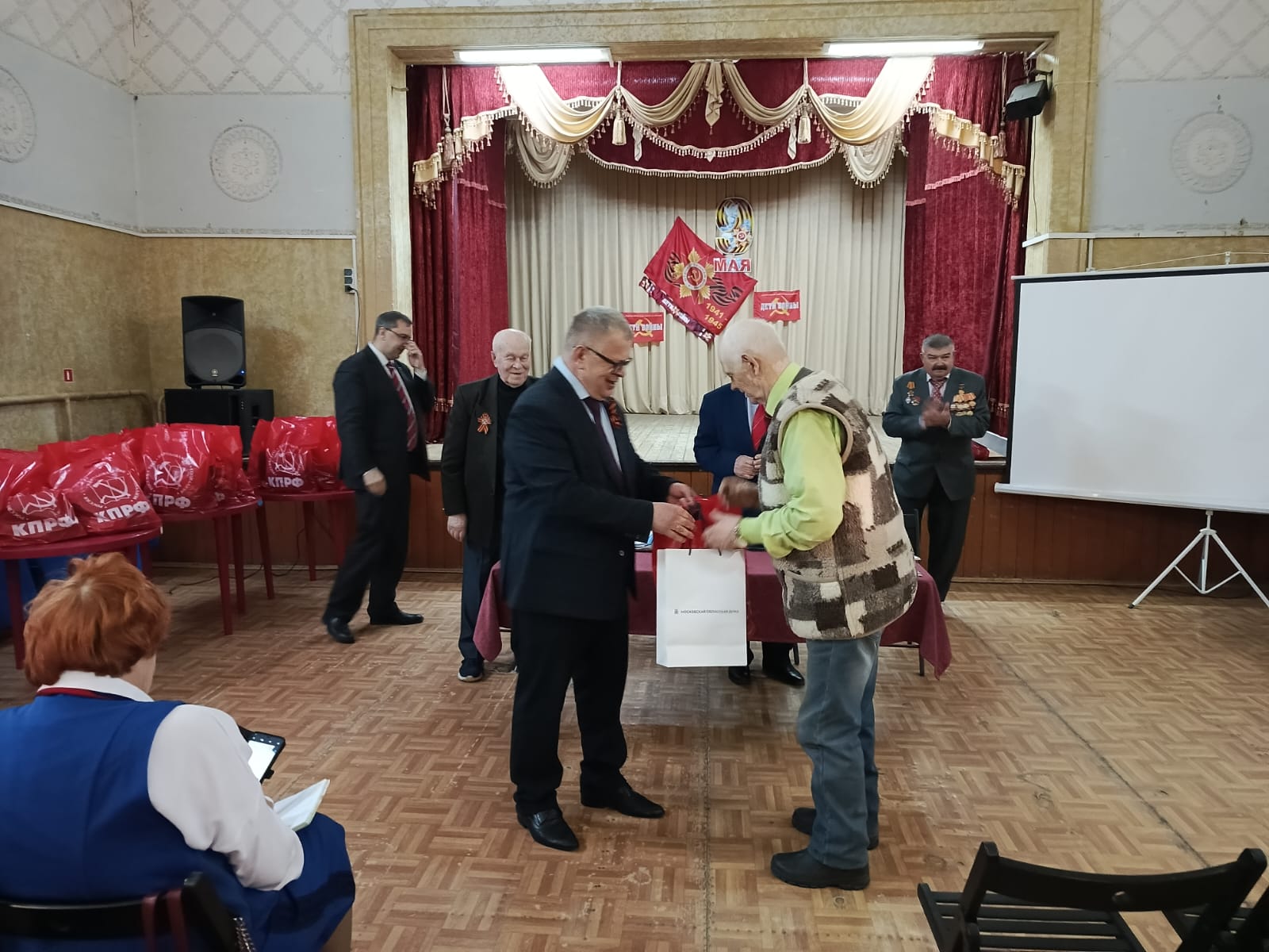 Руководитель фракции КПРФ в Мособлдуме Александр Наумов поздравил с Днем Победы детей войны в Кашире