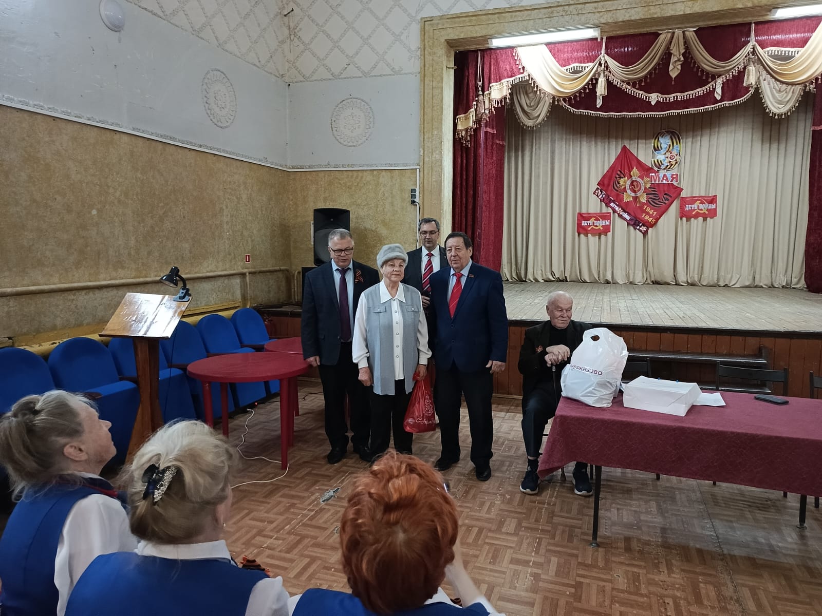 Руководитель фракции КПРФ в Мособлдуме Александр Наумов поздравил с Днем Победы детей войны в Кашире