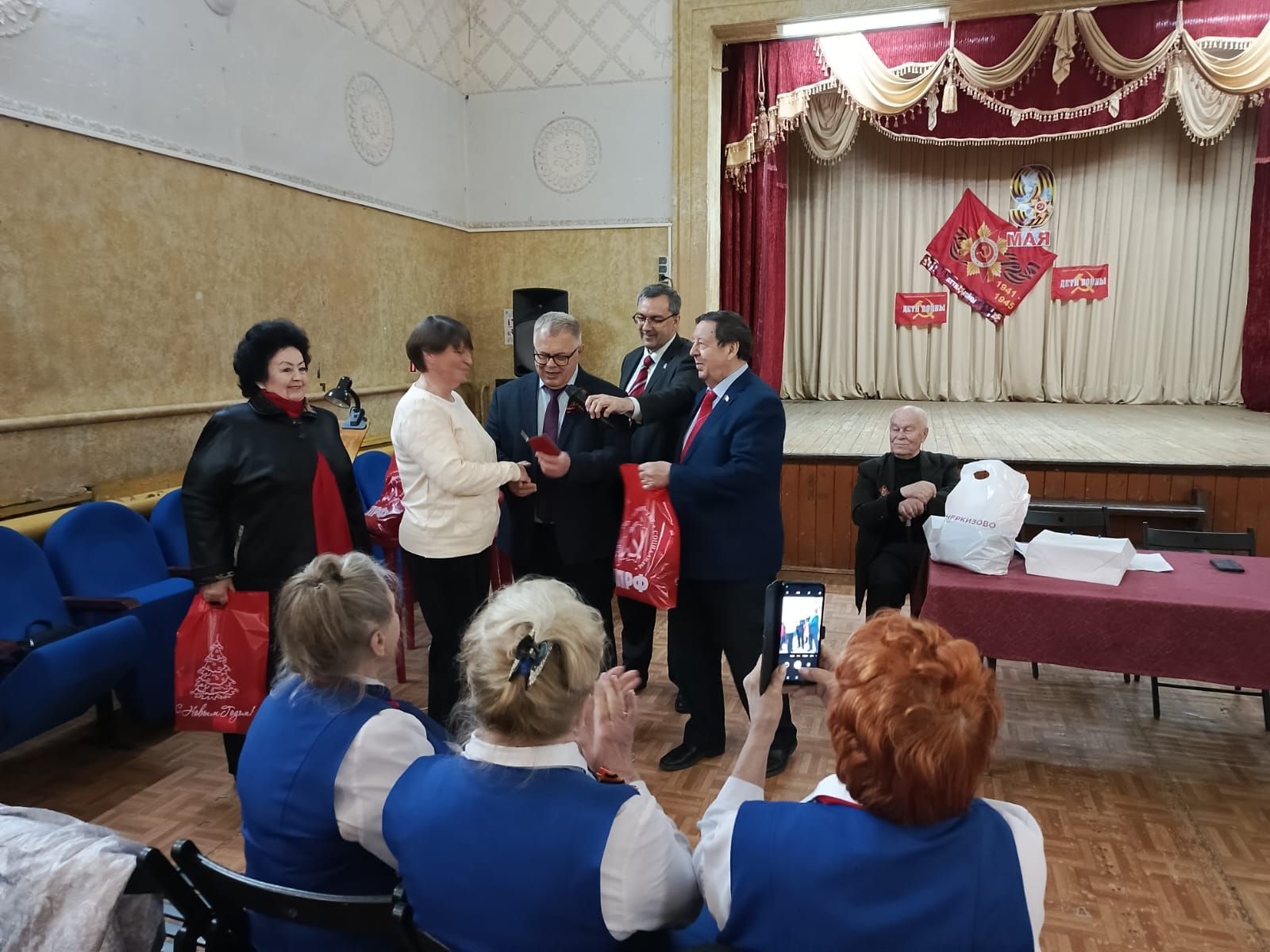 Руководитель фракции КПРФ в Мособлдуме Александр Наумов поздравил с Днем Победы детей войны в Кашире