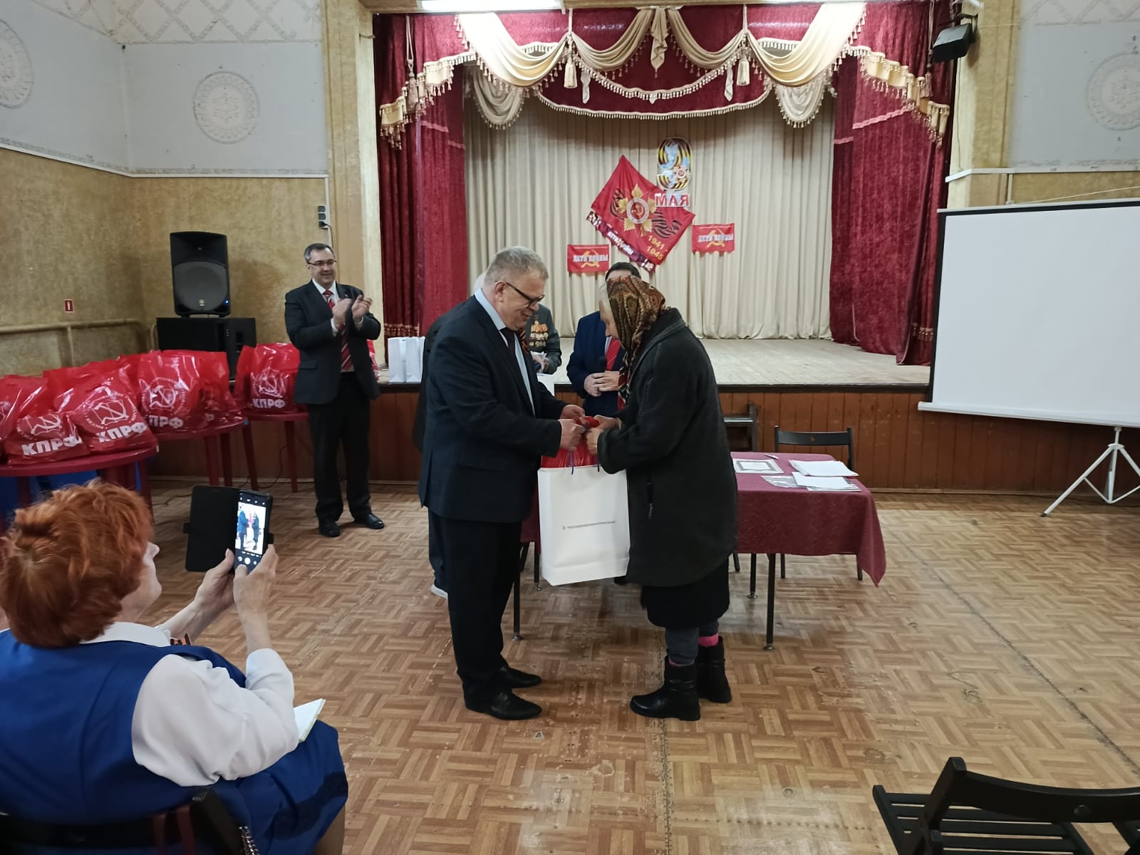 Руководитель фракции КПРФ в Мособлдуме Александр Наумов поздравил с Днем Победы детей войны в Кашире