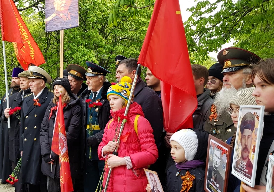Под Красным знаменем Великой Победы и с портретом Сталина