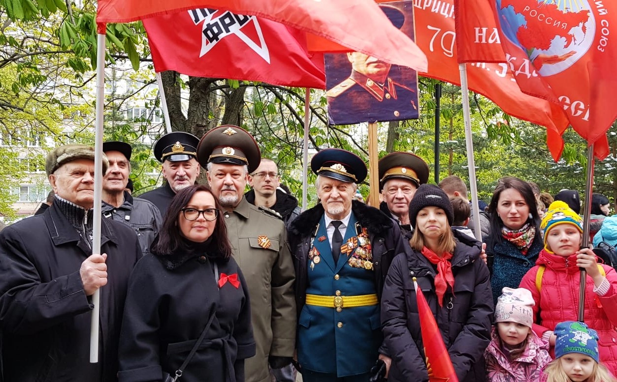 Под Красным знаменем Великой Победы и с портретом Сталина