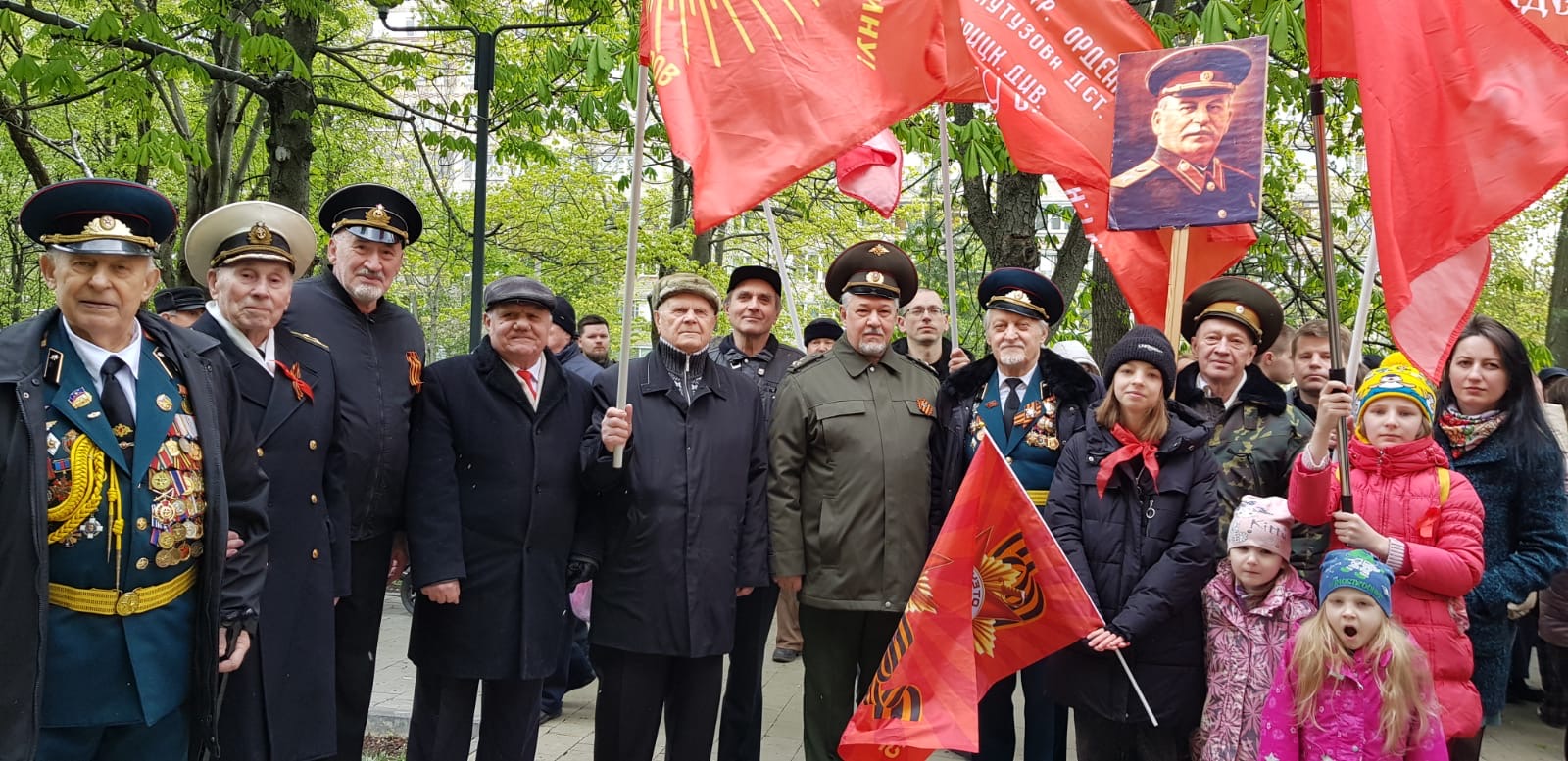 Под Красным знаменем Великой Победы и с портретом Сталина