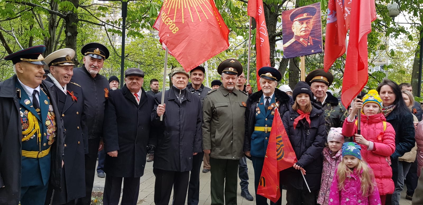 Под Красным знаменем Великой Победы и с портретом Сталина