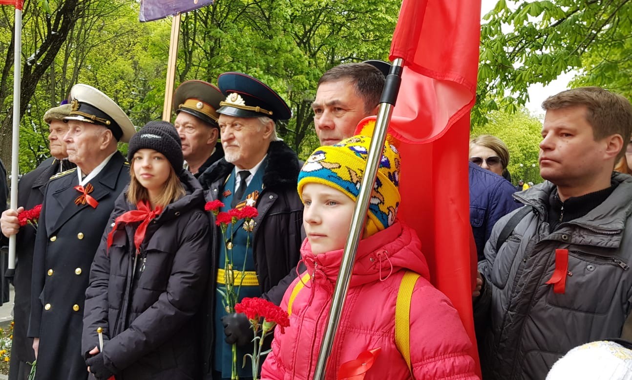 Под Красным знаменем Великой Победы и с портретом Сталина