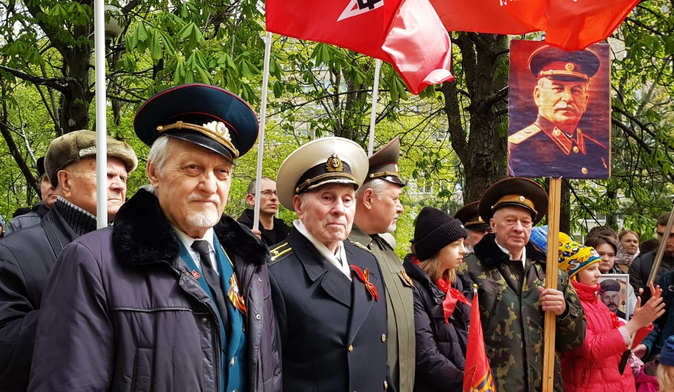 Под Красным знаменем Великой Победы и с портретом Сталина