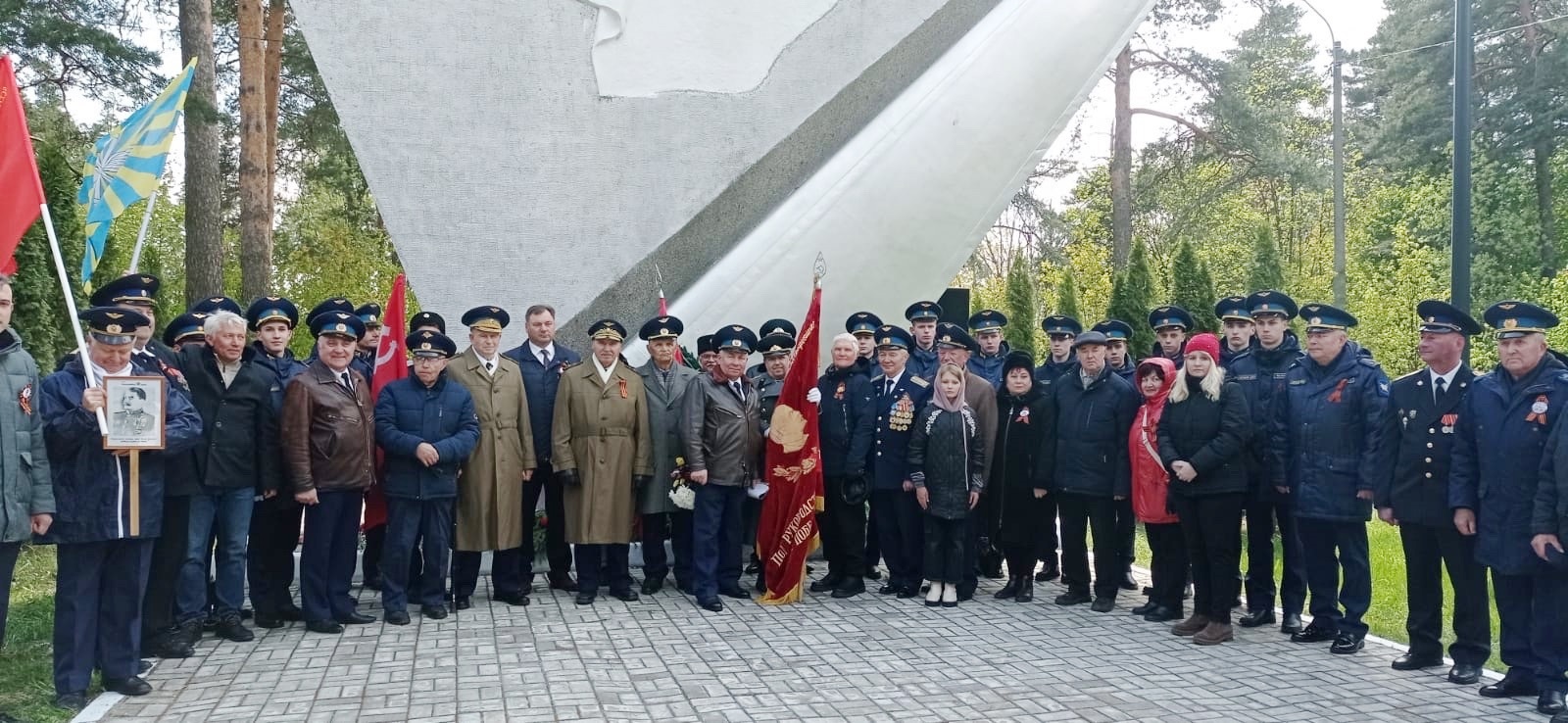 Мы будем помнить годы эти и через год, и через век!