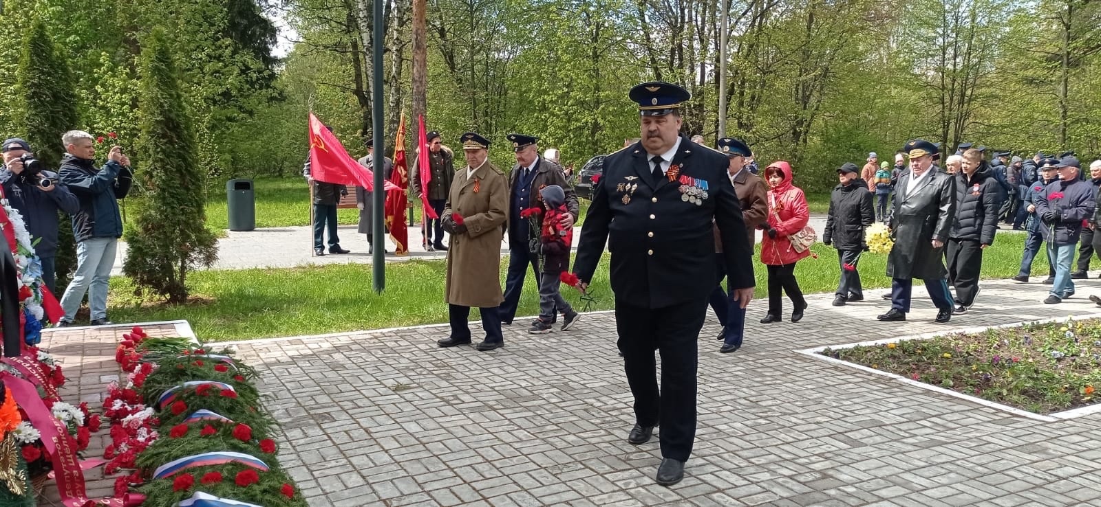 Мы будем помнить годы эти и через год, и через век!