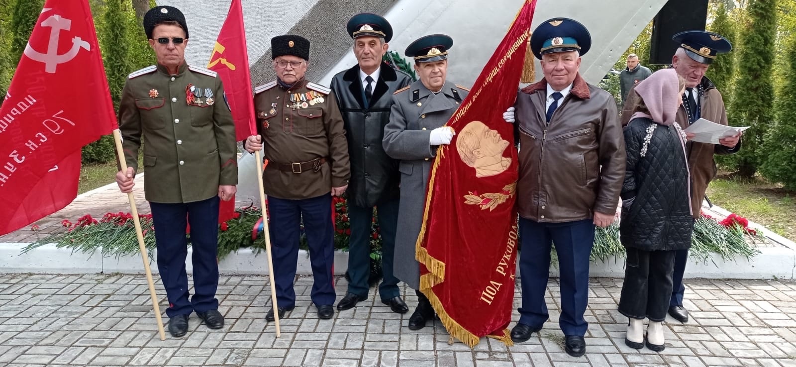 Мы будем помнить годы эти и через год, и через век!