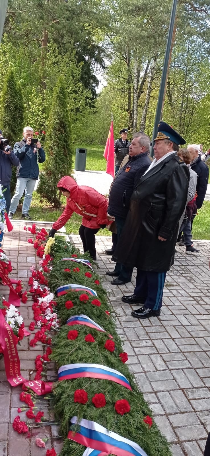Мы будем помнить годы эти и через год, и через век!