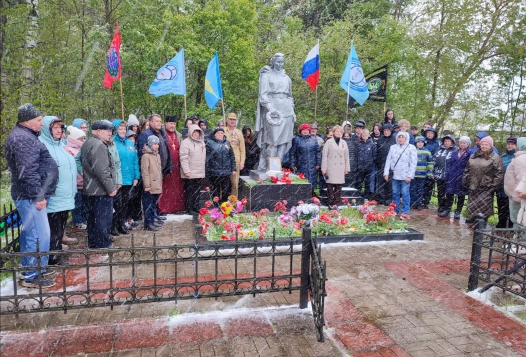 Коммунисты поздравили жителей д. Турово с Днем Победы