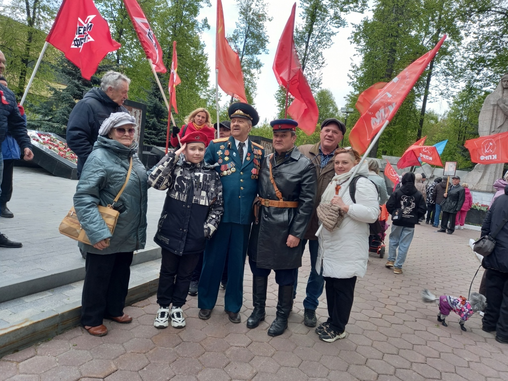 Возложение цветов Электростальским ГК КПРФ