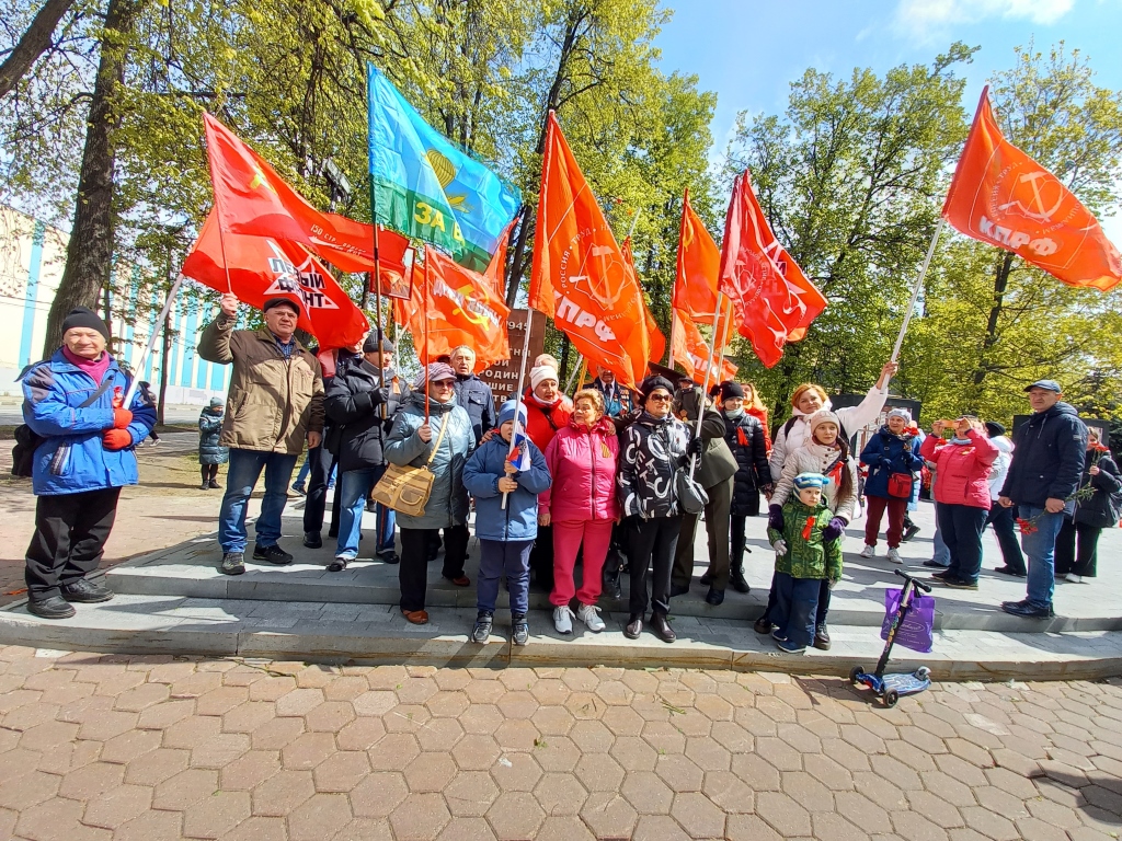 Возложение цветов Электростальским ГК КПРФ