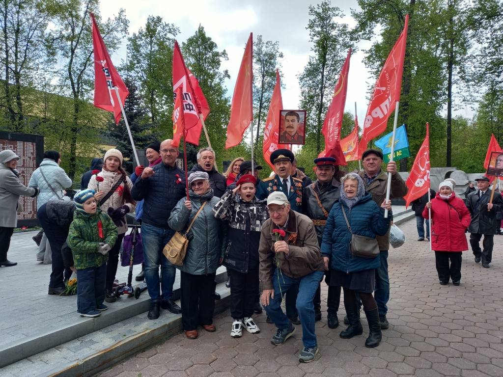Возложение цветов Электростальским ГК КПРФ