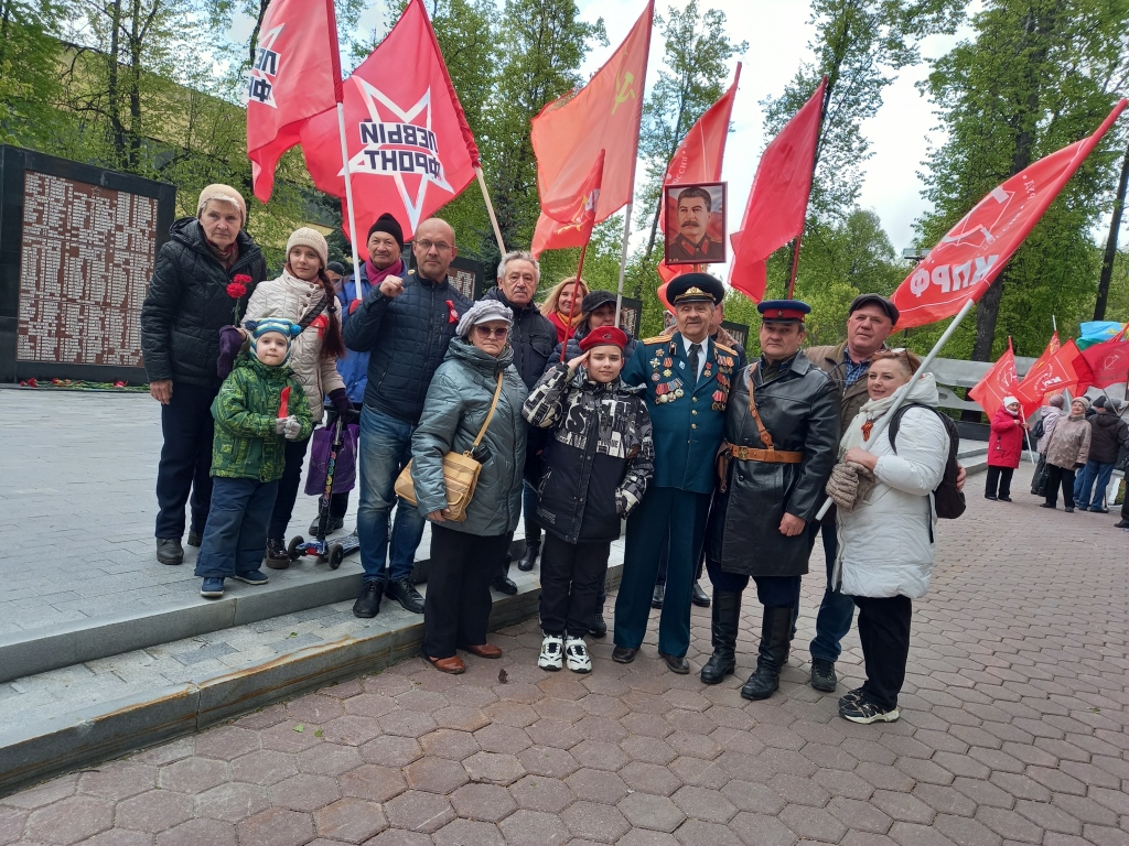 Возложение цветов Электростальским ГК КПРФ