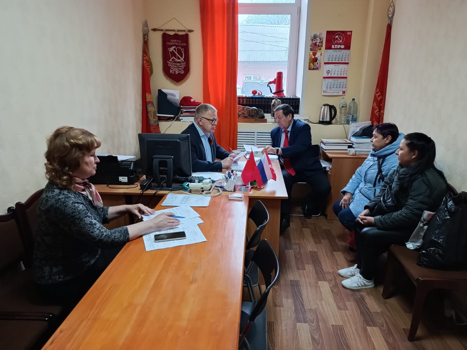 Руководитель фракции КПРФ в Мособлдуме Александр Наумов провел прием граждан в Кашире