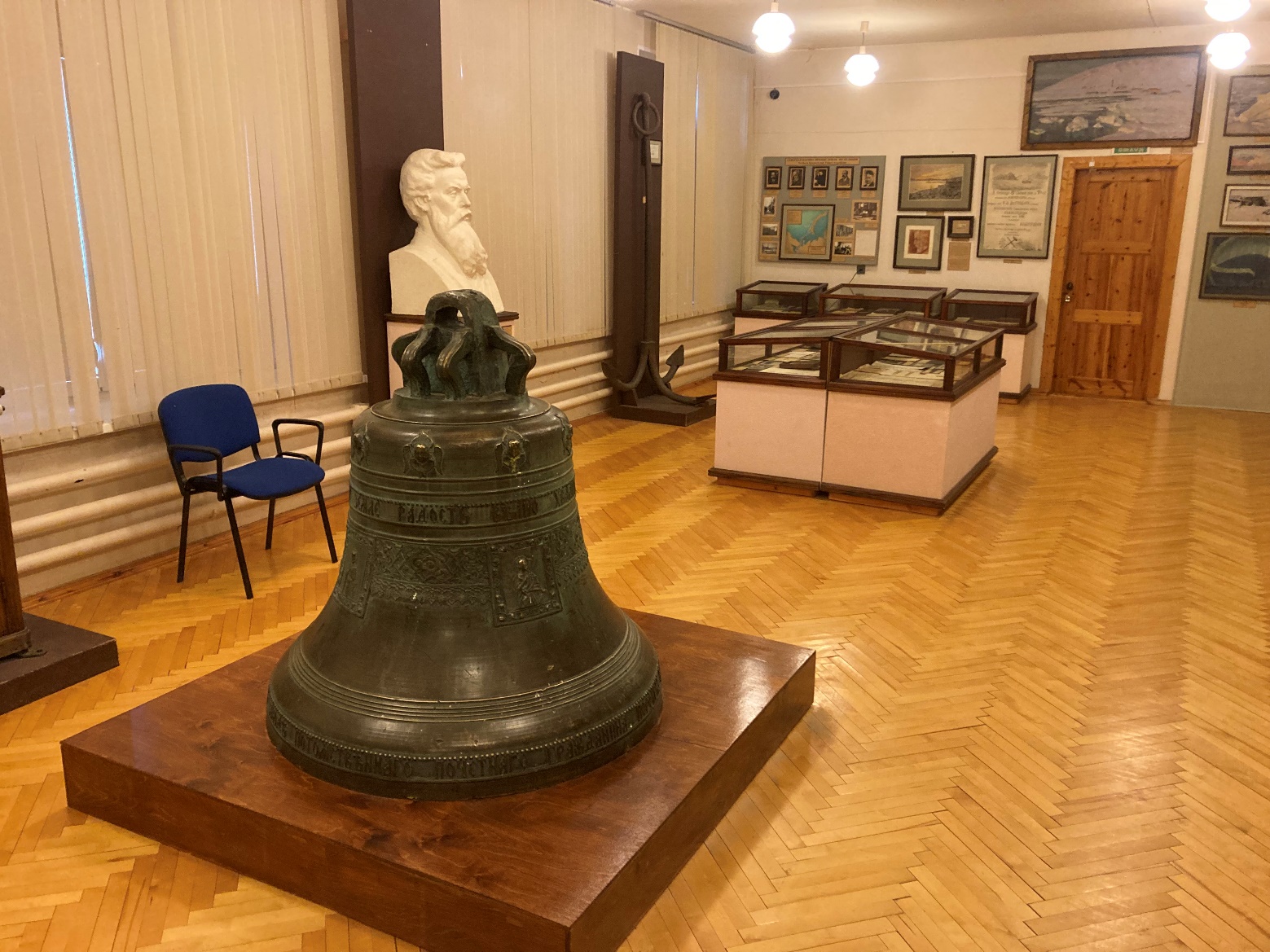 Креативная презентация серого моногорода