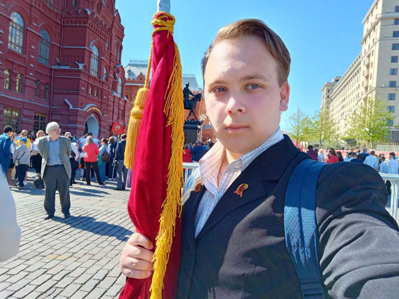 Фрязинские комсомольцы приветствуют пионеров!