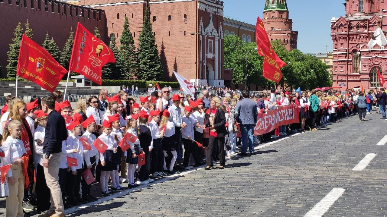 Фрязинские комсомольцы приветствуют пионеров!
