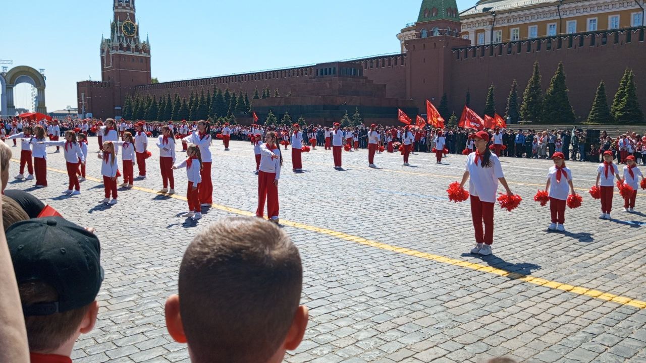 Фрязинские комсомольцы приветствуют пионеров!