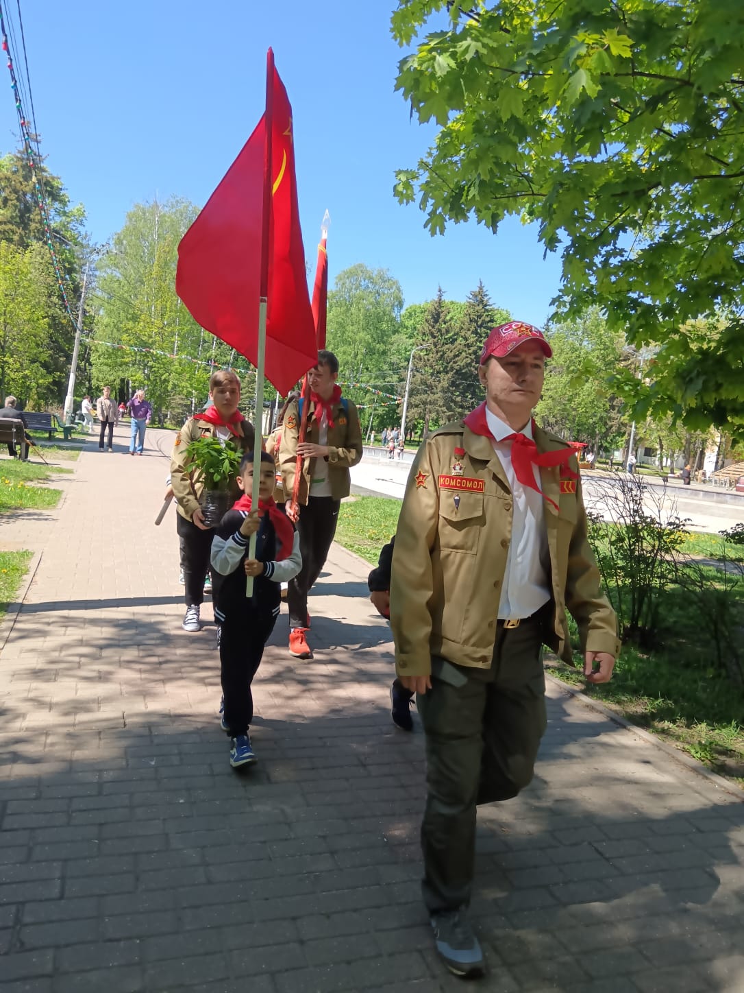 Выше красные знамена ленинской Пионерии