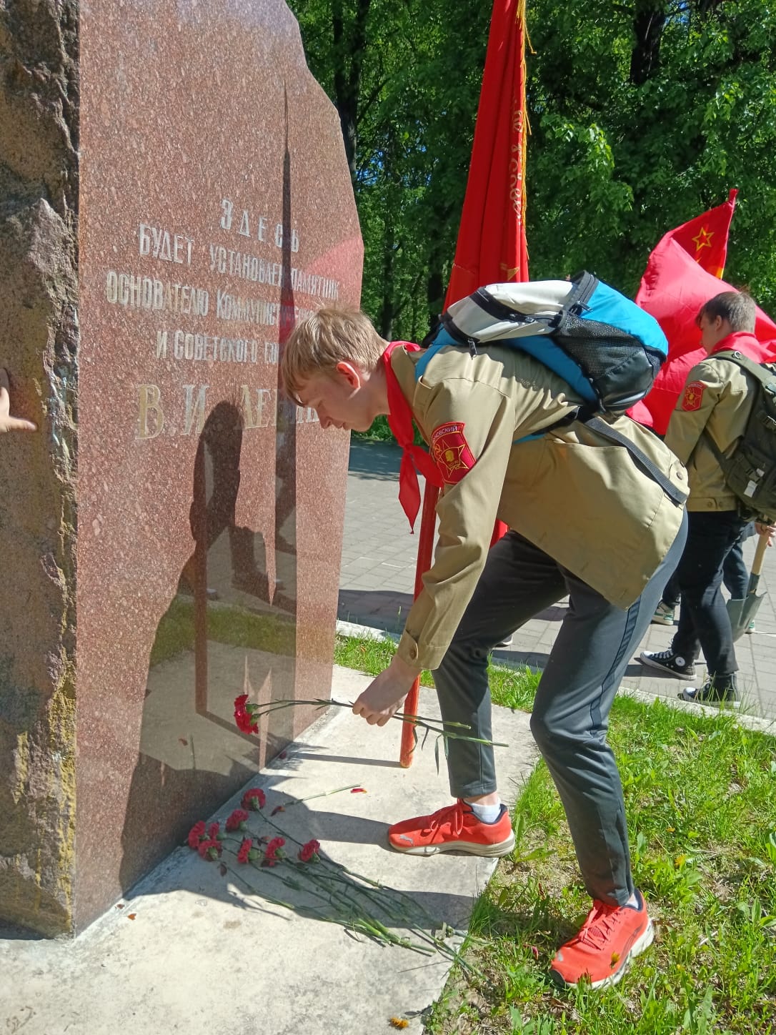 Выше красные знамена ленинской Пионерии