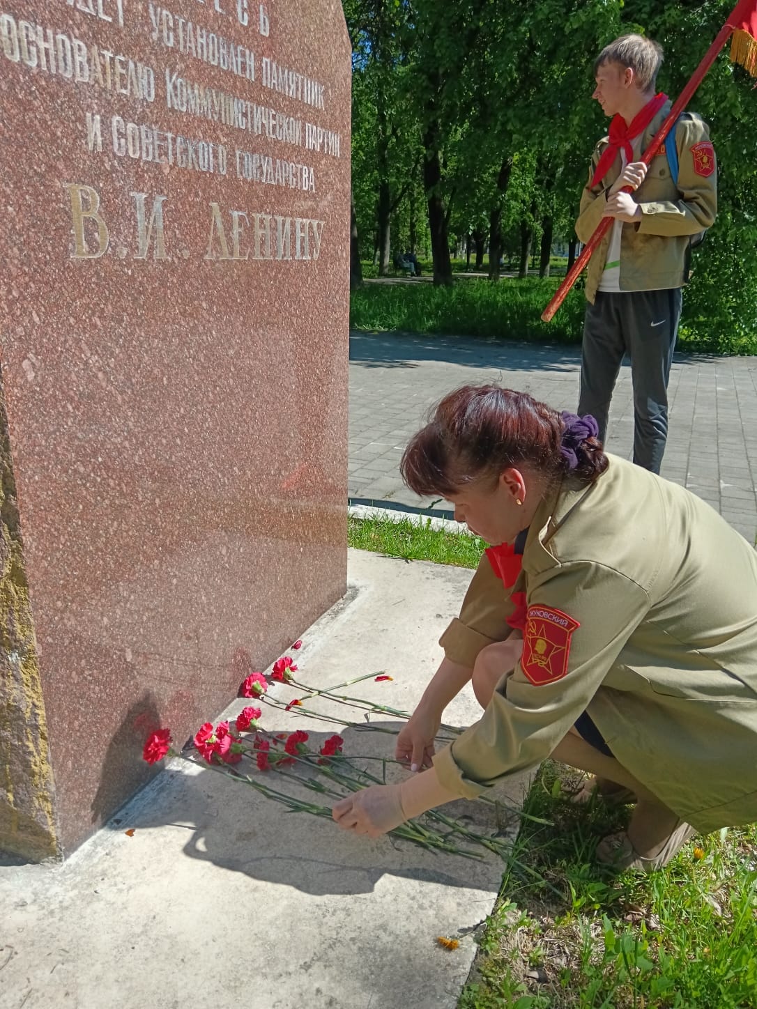 Выше красные знамена ленинской Пионерии