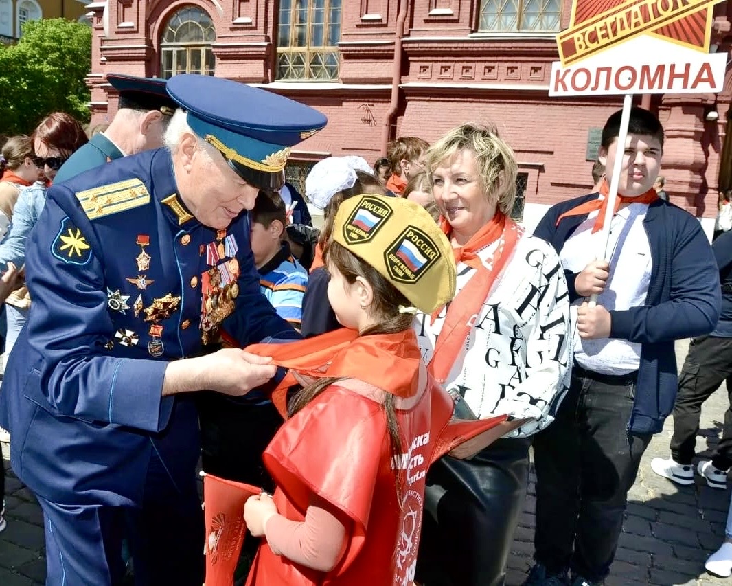 Коломенские пионеры на Красной площади вступили в ряды пионерии